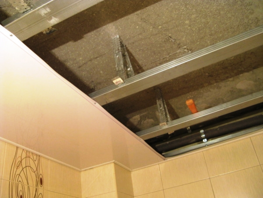 Монтаж стеновых панелей на потолок или стены в ванной комнате